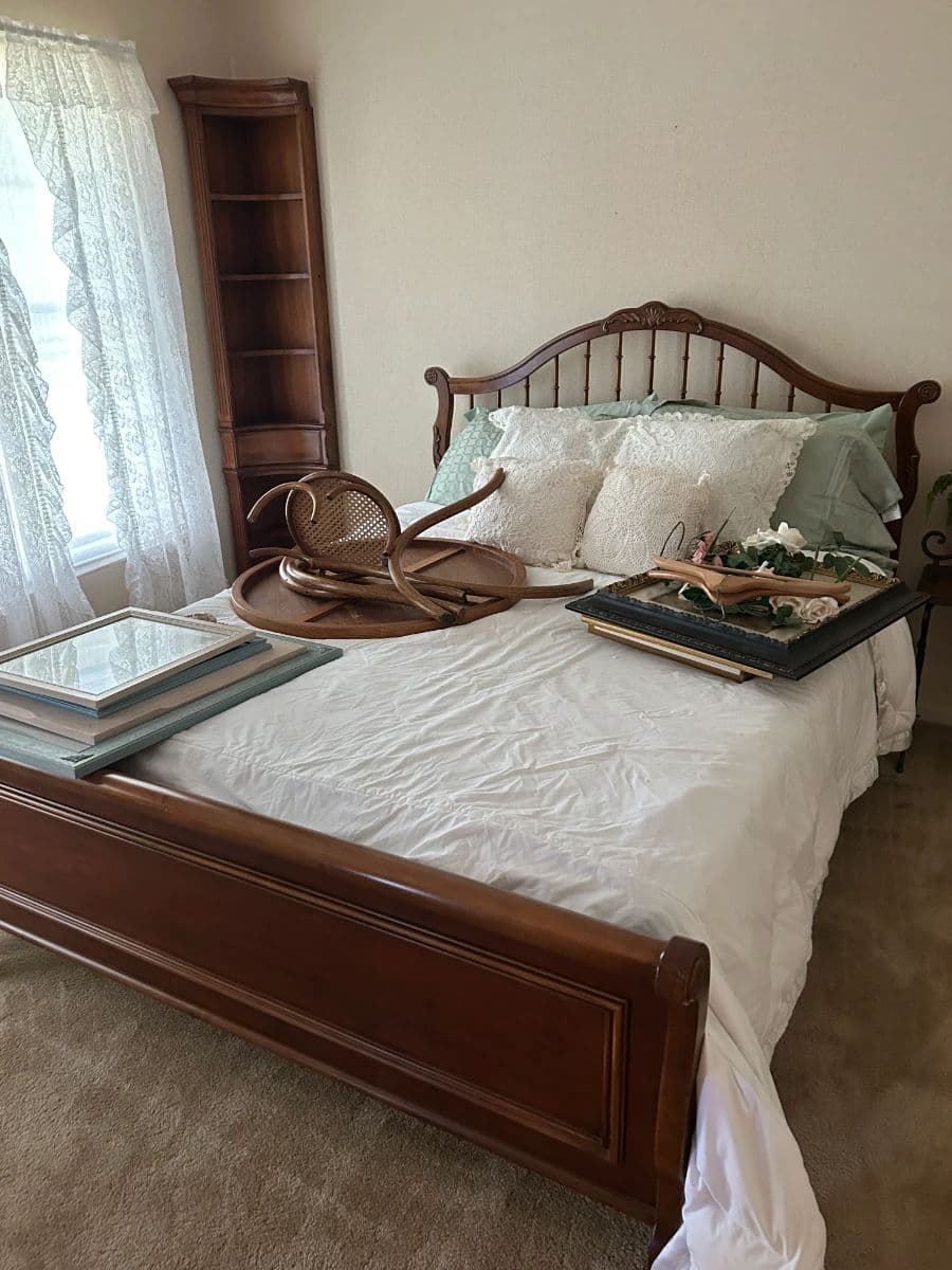 SINCERELY YOURS ESTATE SALE: VINTAGE FURNITURE, BOOKS, KITCHENWARE, CUTE DECOR photo 8