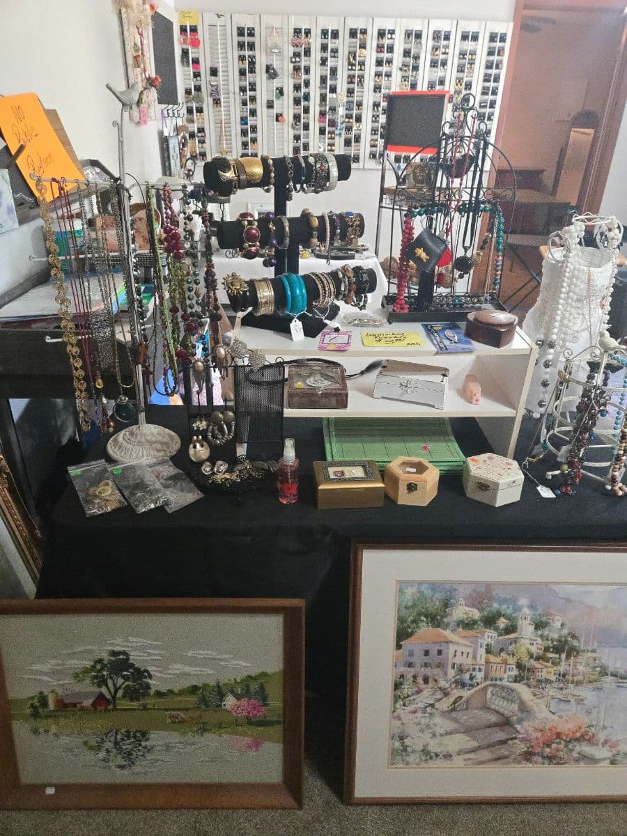 FULL HOUSE: JEWLERY, FURNITURE, BABY, COLLECTIBLES, CLOTHES, KITCHEN, LINENS, ETC., photo 3