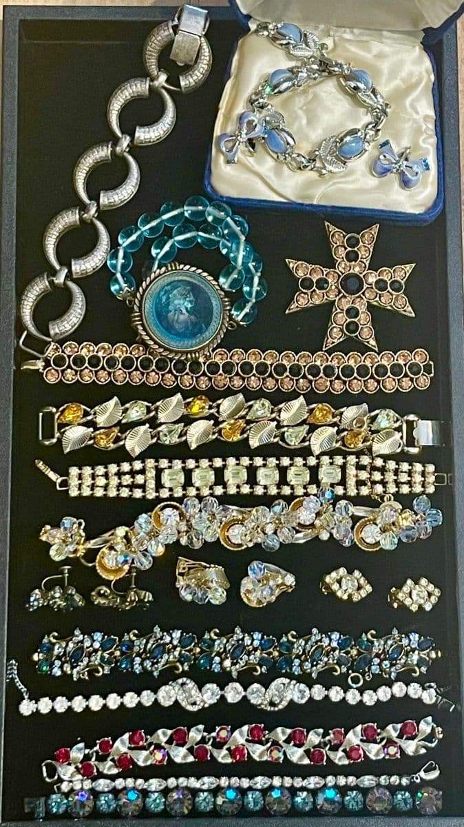 AMAZING AMOUNT OF VINTAGE JEWELRY and more... photo 10