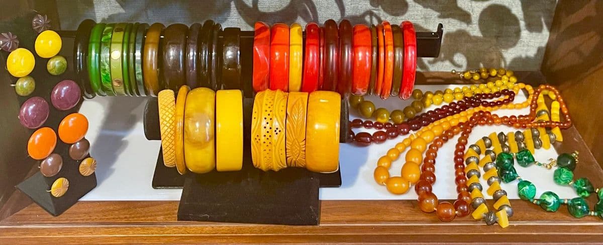 AMAZING AMOUNT OF VINTAGE JEWELRY and more... photo 1