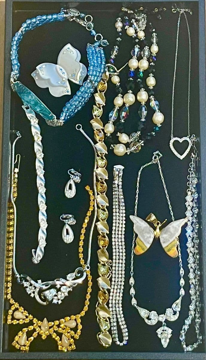 AMAZING AMOUNT OF VINTAGE JEWELRY and more... photo 9