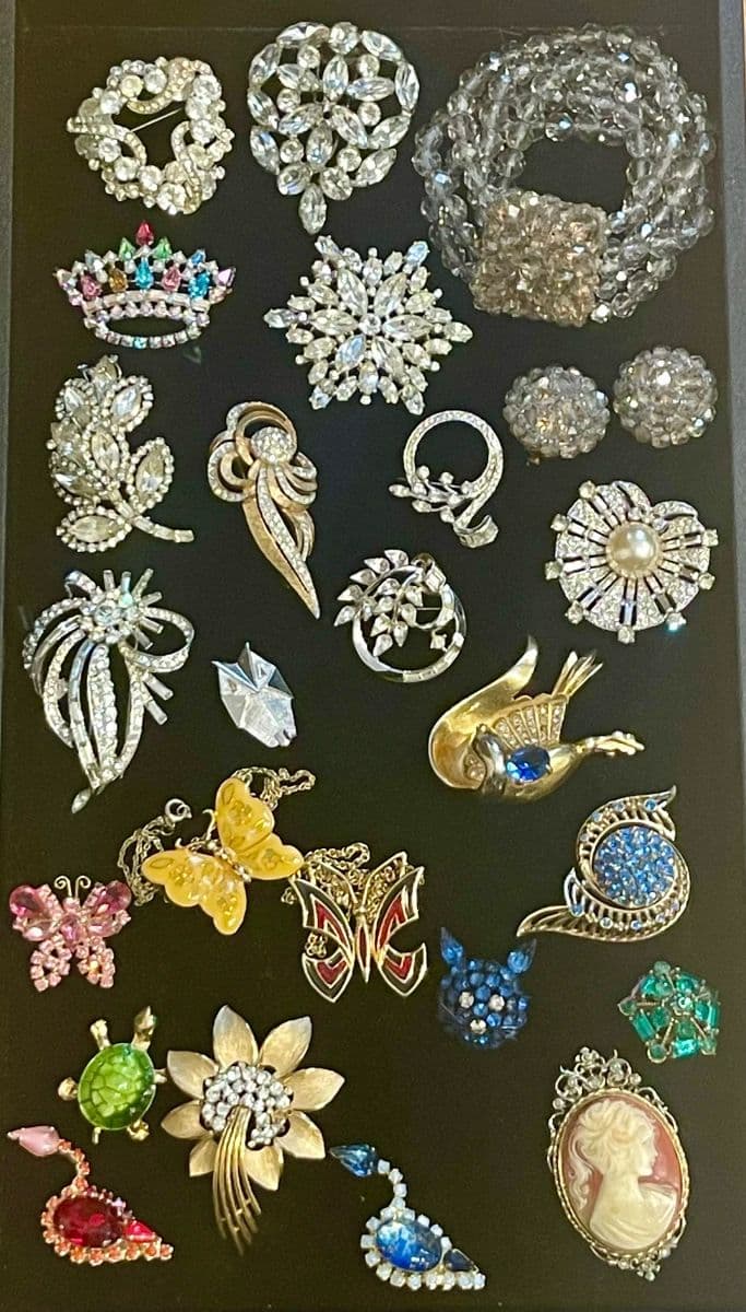 AMAZING AMOUNT OF VINTAGE JEWELRY and more... photo 8