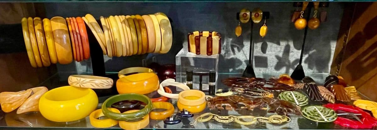 AMAZING AMOUNT OF VINTAGE JEWELRY and more... photo 4