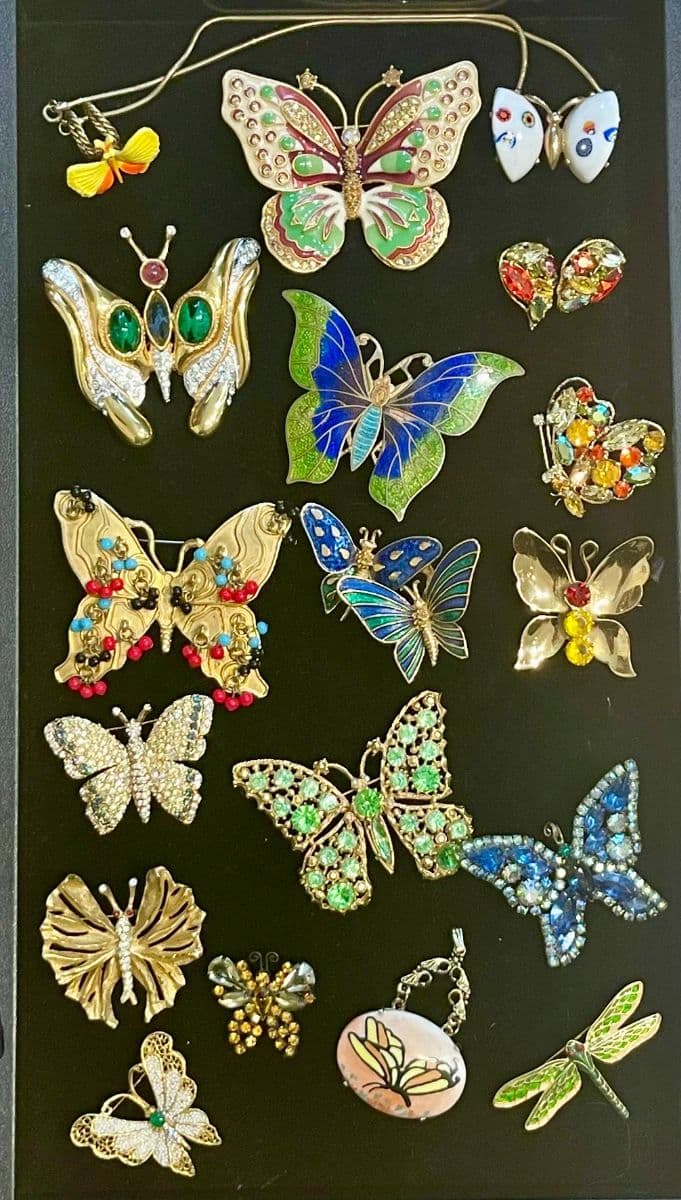 AMAZING AMOUNT OF VINTAGE JEWELRY and more... photo 11