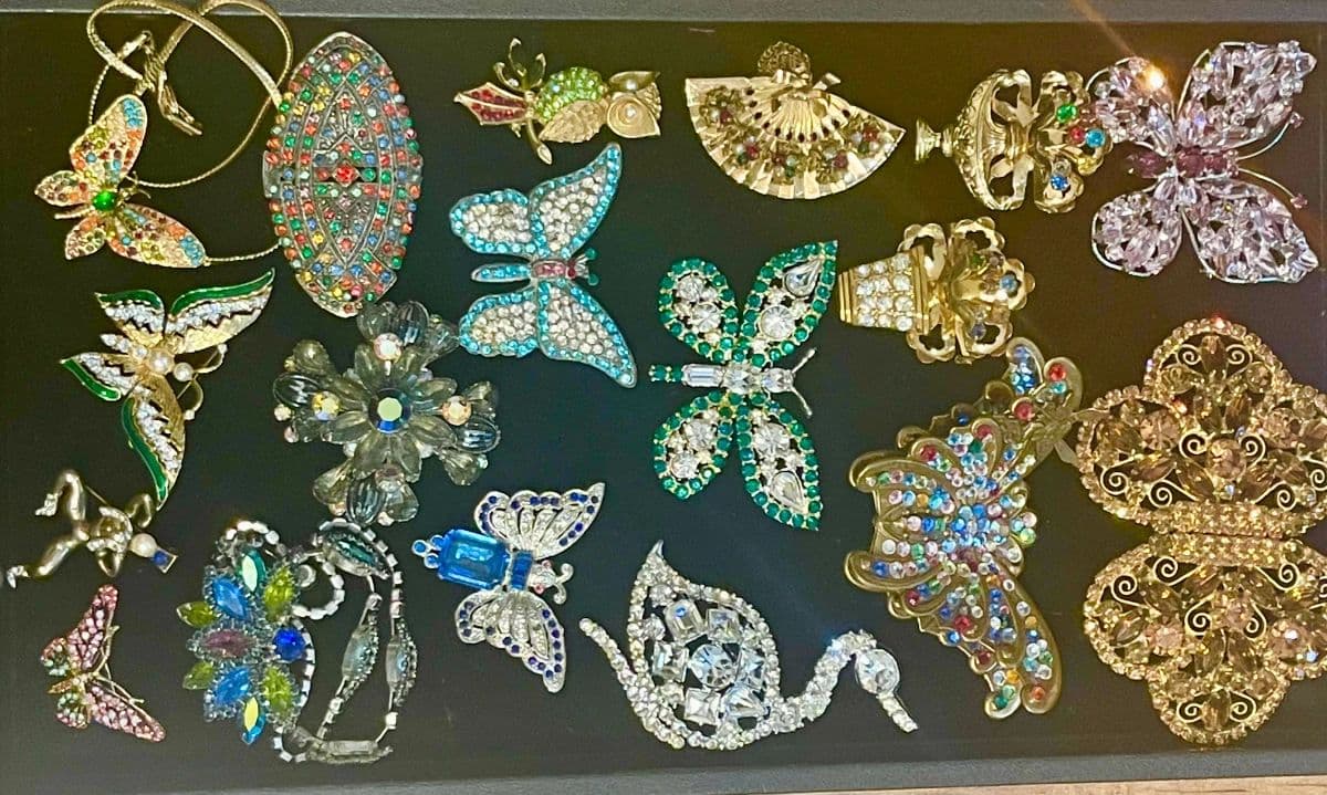 AMAZING AMOUNT OF VINTAGE JEWELRY and more... photo 7