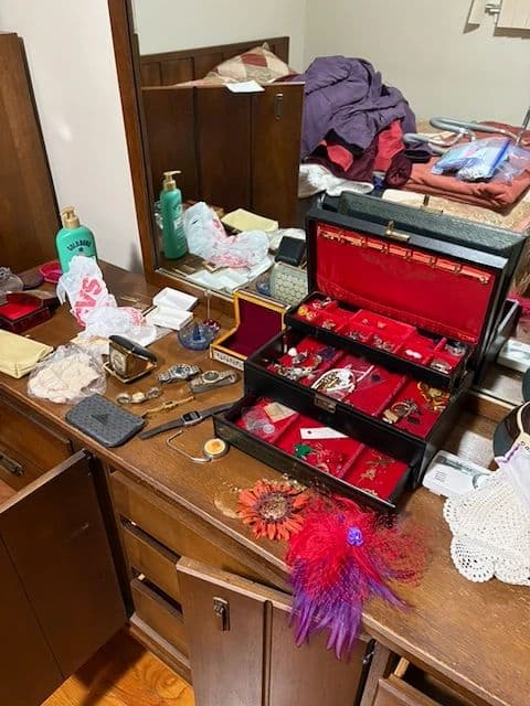 Westland Estate Sale Full Of Tools, Vintage Stereos, Dining Ware photo 9