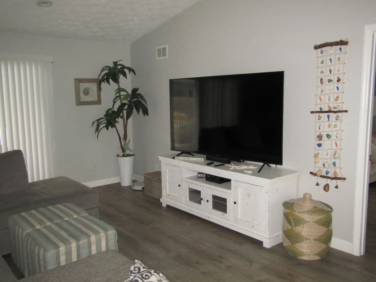 Clean, Cozy, Beachy Feel Home W/ Fun Contents photo 6