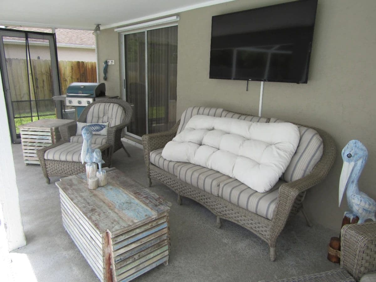 Clean, Cozy, Beachy Feel Home W/ Fun Contents photo 1