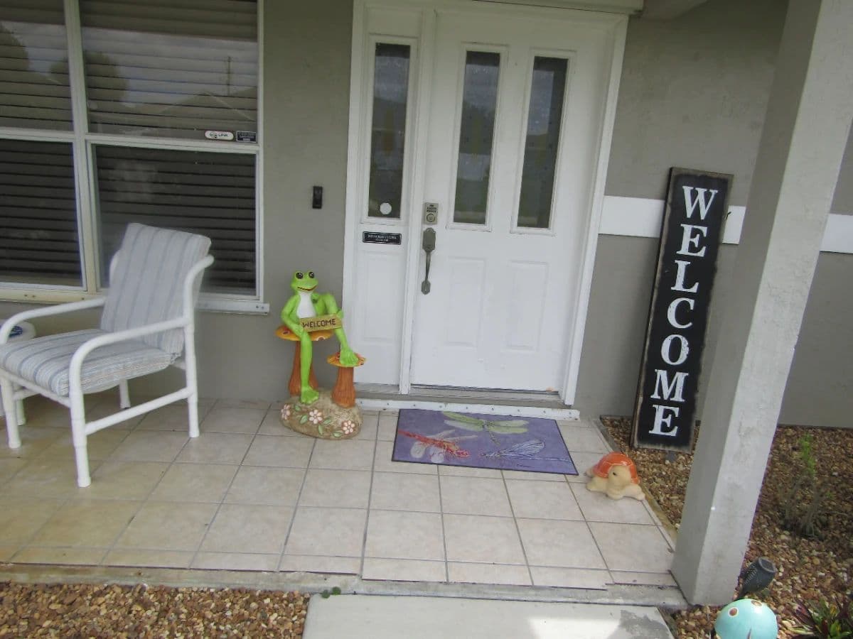 Clean, Cozy, Beachy Feel Home W/ Fun Contents photo 2