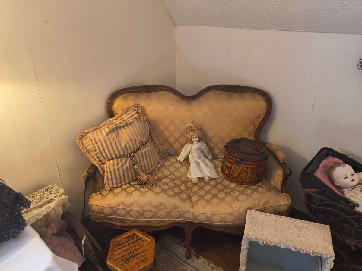 Donna Davis LLC - Antiques Vintage Furniture Accessories Thousands Costume Jewelry photo 9