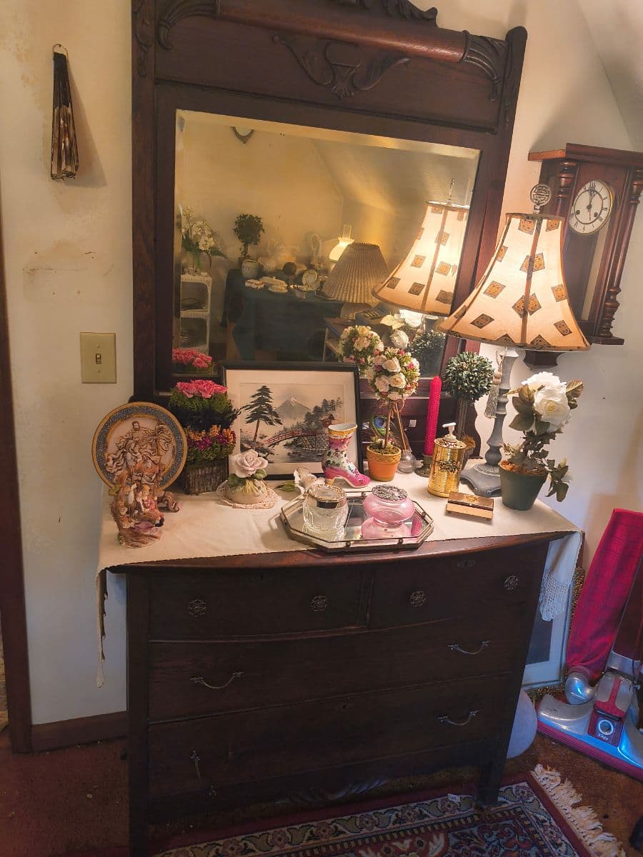 Donna Davis LLC - Antiques Vintage Furniture Accessories Thousands Costume Jewelry photo 2