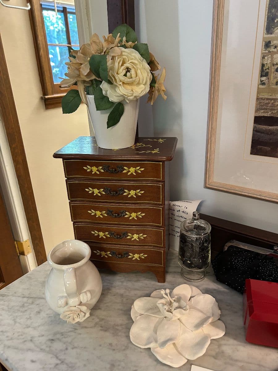 GILDED NEST IN DUNWOODY WITH FABULOUS ANTIQUE FURNITURE, A GAMING COLLECTION AND A HOUSE FULL! photo 12