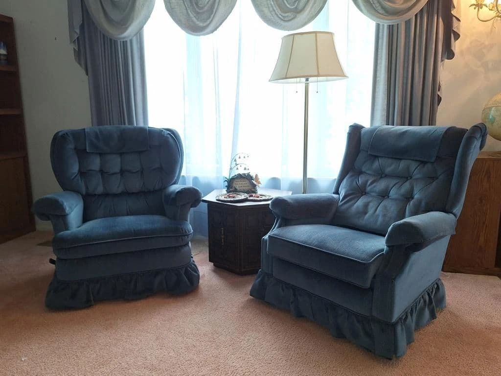 ONLINE AUCTION Only_Toyota Rav4, Furniture, Fountain, Games, Mower photo 5