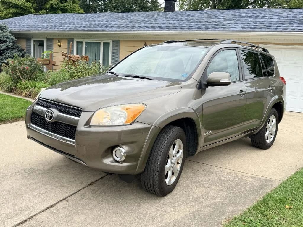 ONLINE AUCTION Only_Toyota Rav4, Furniture, Fountain, Games, Mower photo 1