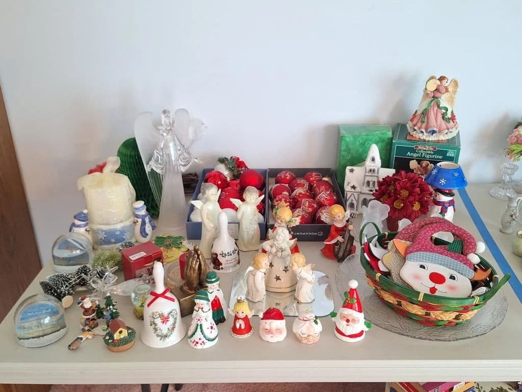 ONLINE AUCTION Only_Toyota Rav4, Furniture, Fountain, Games, Mower photo 10