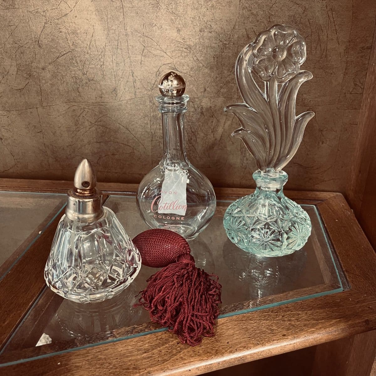 Holiday Treasures & Vintage Finds Auction photo 9