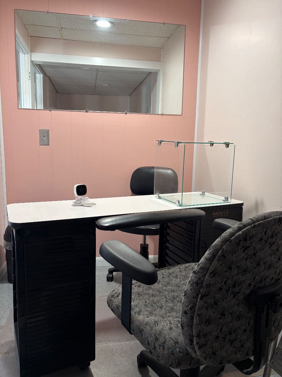 BEAUTY SALON CLOSING. OVERLOAD OF SMALLS photo 6