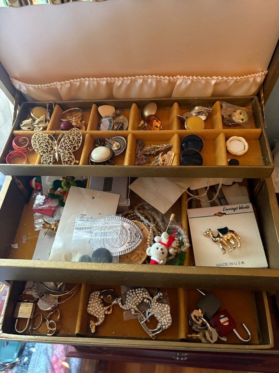DBH Southampton PA “Pickers” estate sale, MCM, Jewelry, Tools, Christmas, Books, More.. photo 12