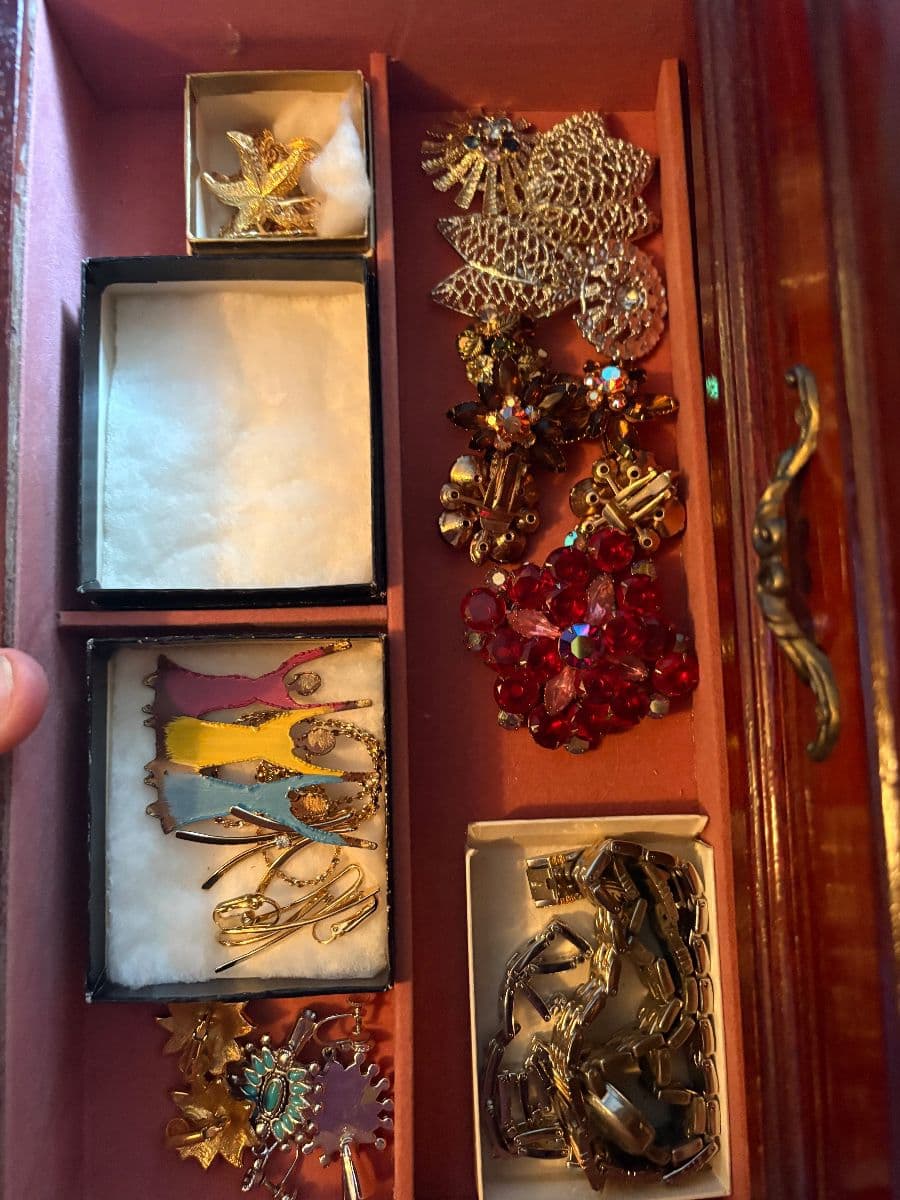DBH Southampton PA “Pickers” estate sale, MCM, Jewelry, Tools, Christmas, Books, More.. photo 10