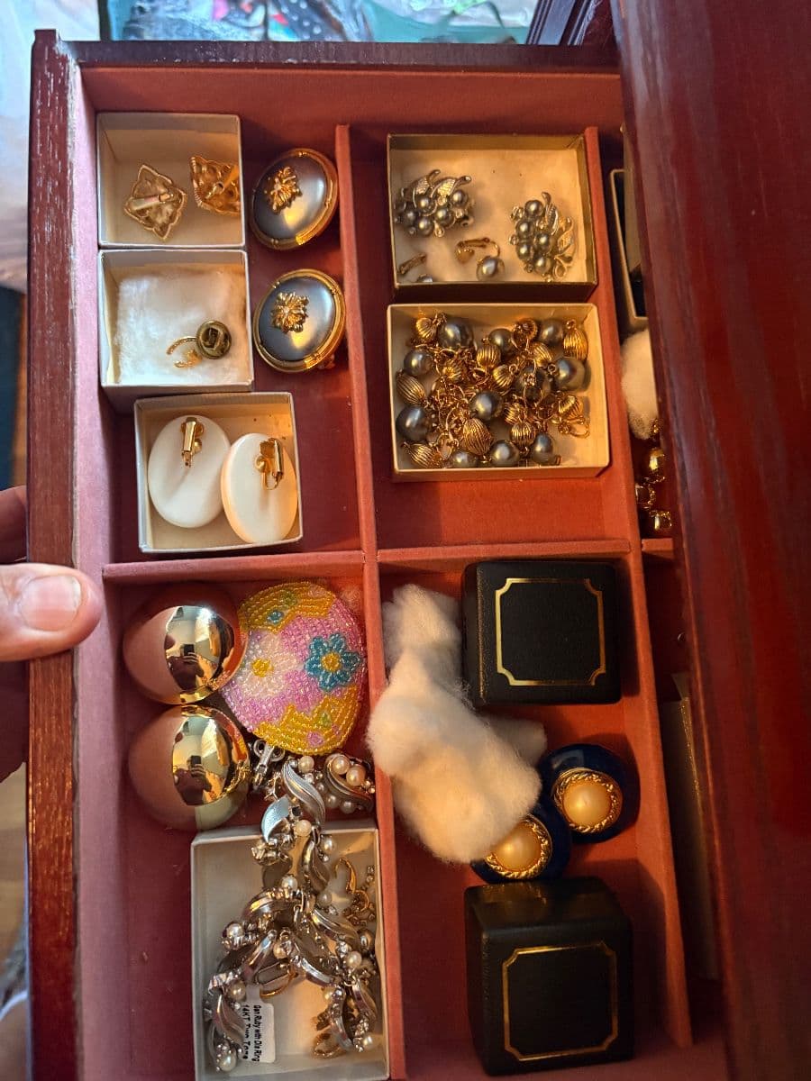 DBH Southampton PA “Pickers” estate sale, MCM, Jewelry, Tools, Christmas, Books, More.. photo 9