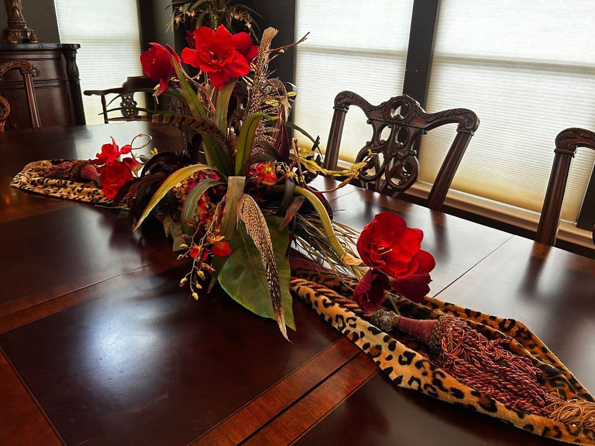Stunning Emerald Forest home with kitchenware, furniture, home decor, silver, and more! photo 3