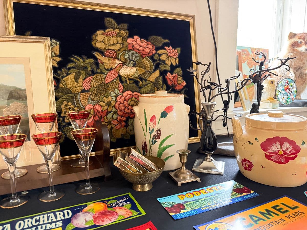 Luby’s Great Estate is in Bellerive w/ Mission Oak, Vintage Clothe & Nice Art! photo 1