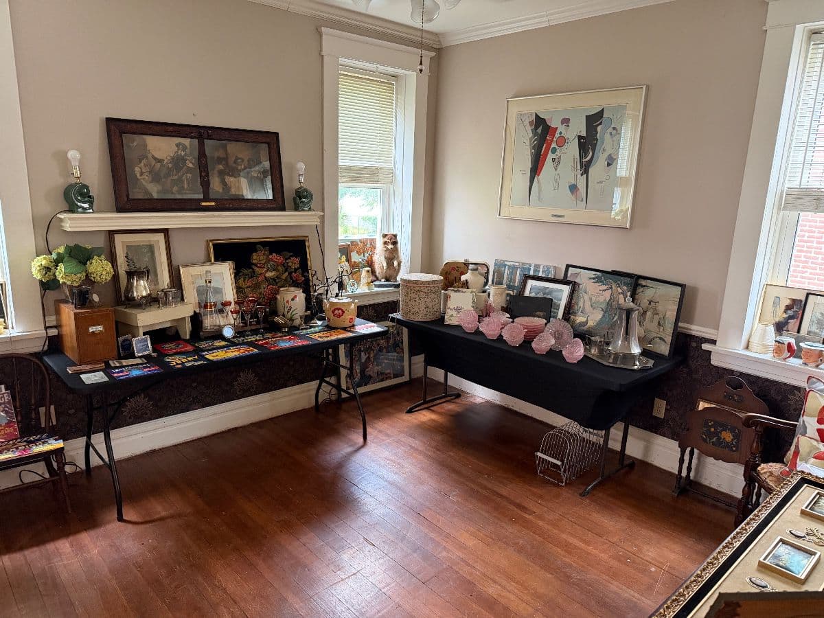 Luby’s Great Estate is in Bellerive w/ Mission Oak, Vintage Clothe & Nice Art! photo 7