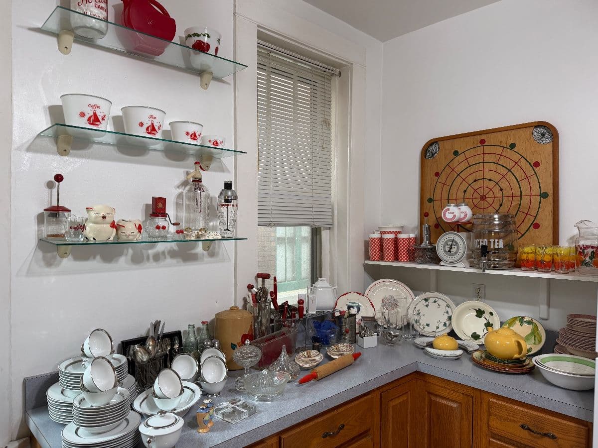 Luby’s Great Estate is in Bellerive w/ Mission Oak, Vintage Clothe & Nice Art! photo 11