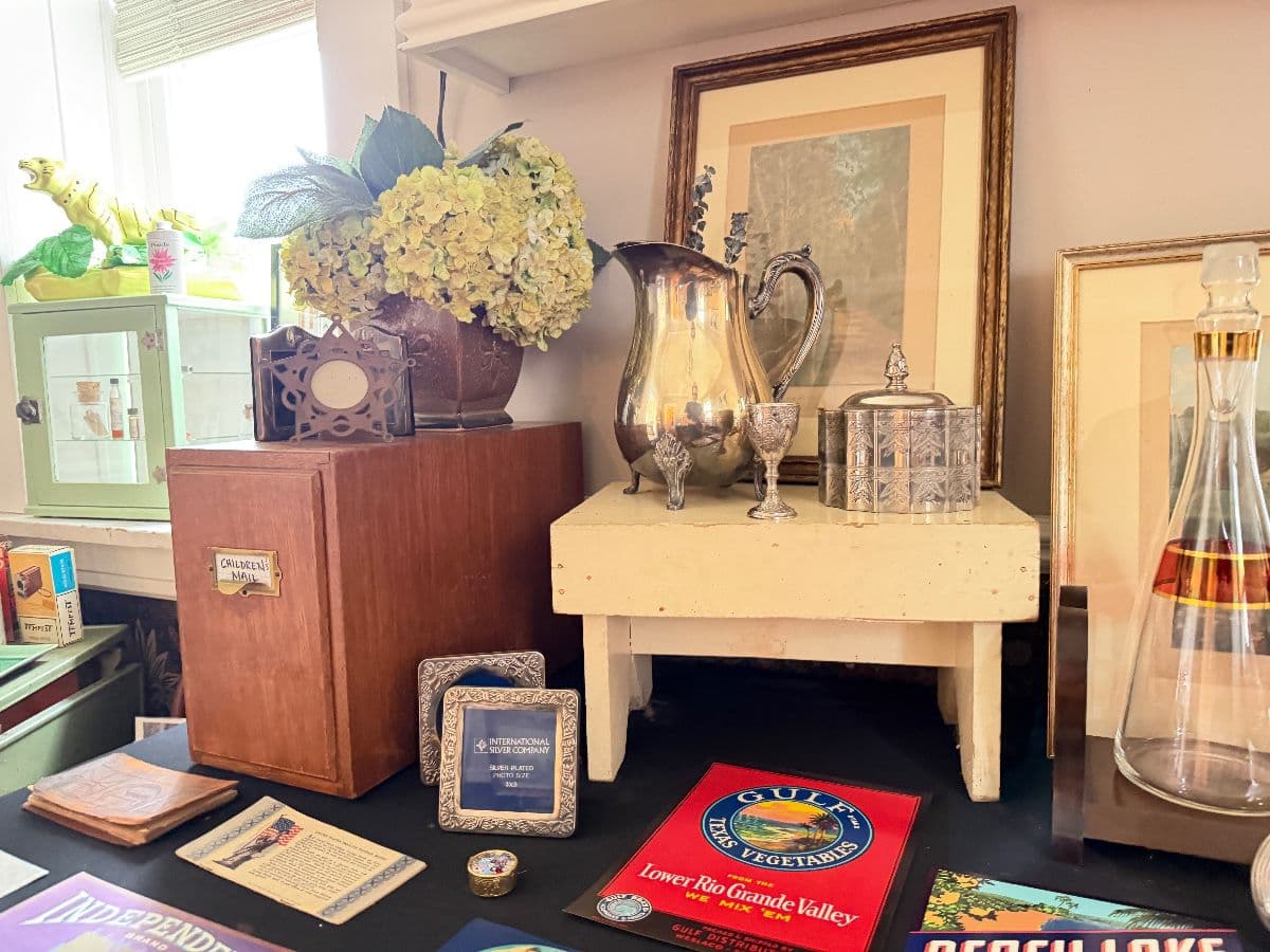 Luby’s Great Estate is in Bellerive w/ Mission Oak, Vintage Clothe & Nice Art! photo 4