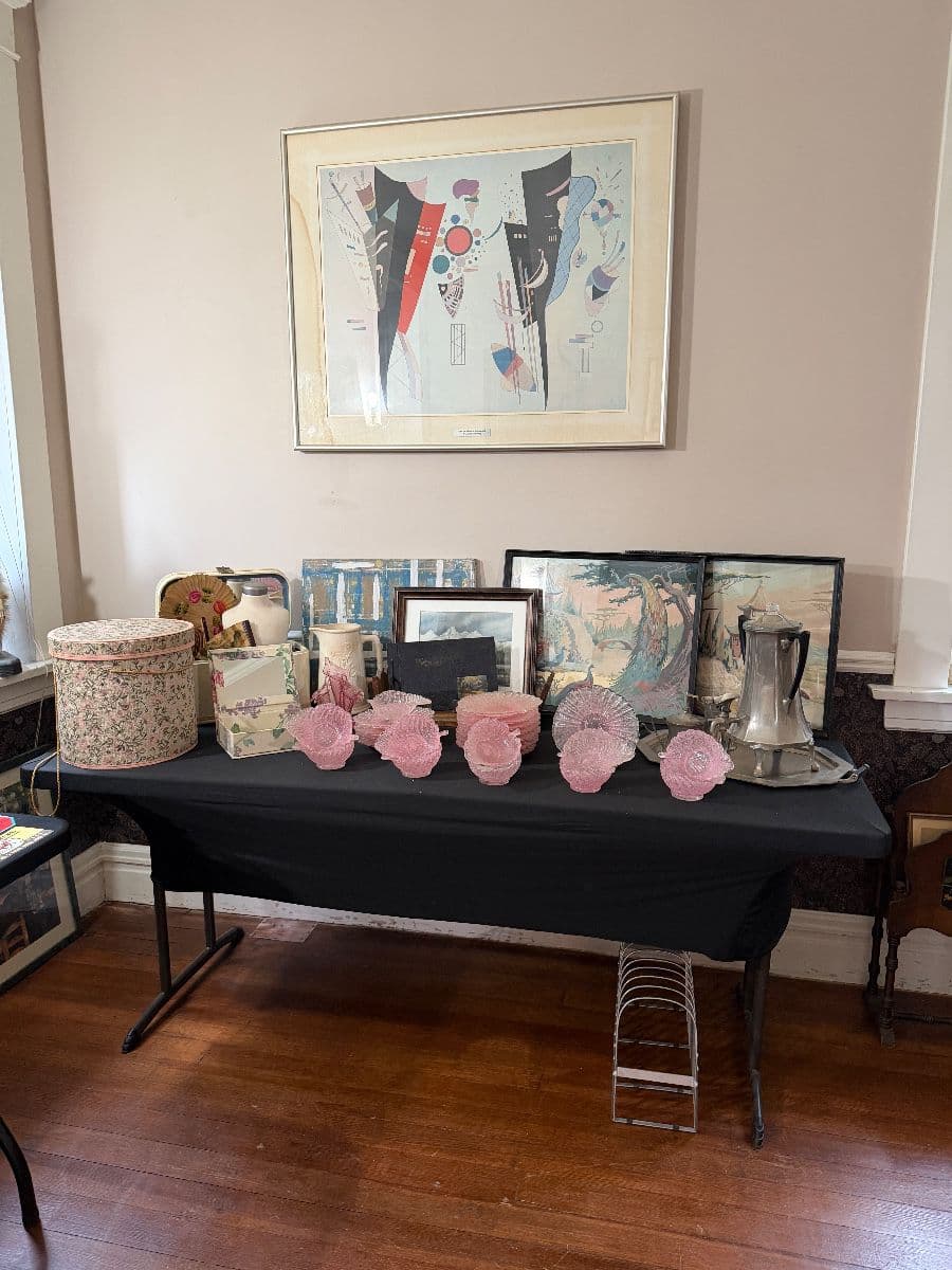 Luby’s Great Estate is in Bellerive w/ Mission Oak, Vintage Clothe & Nice Art! photo 12
