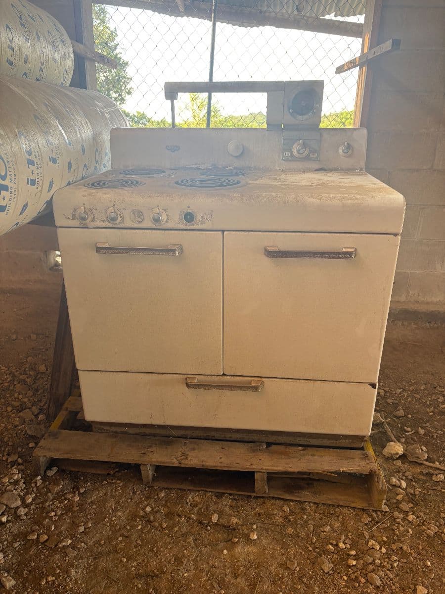 Country estate sale photo 12