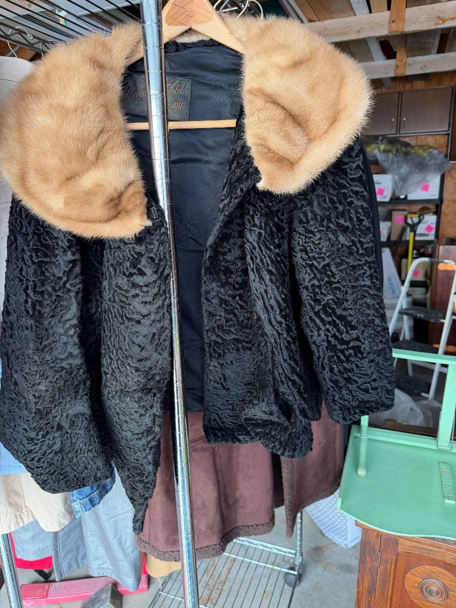 Vintage women’s clothing, fabrics, crafts photo 1