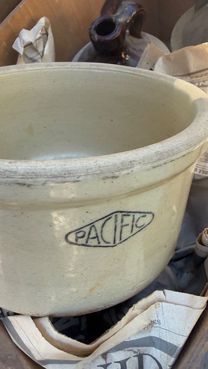 Tons of antiques/collectibls, kitch,rd wng pottery, jugs, bennington,antq blue gls water bottles photo 12