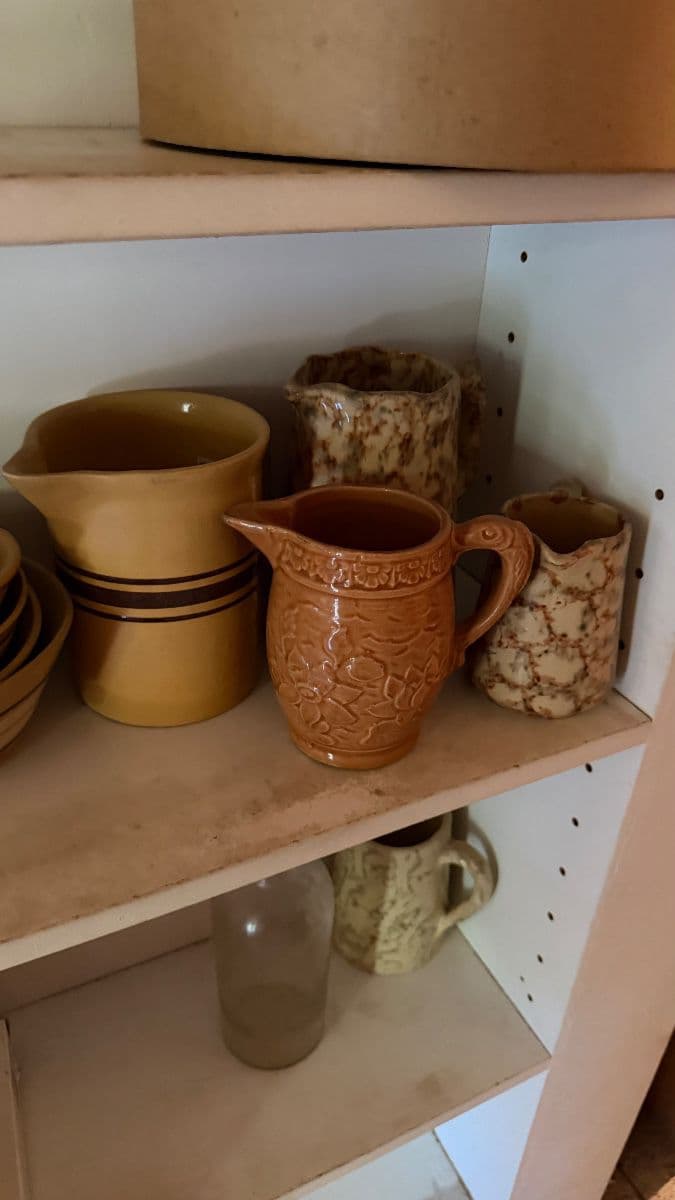 Tons of antiques/collectibls, kitch,rd wng pottery, jugs, bennington,antq blue gls water bottles photo 9