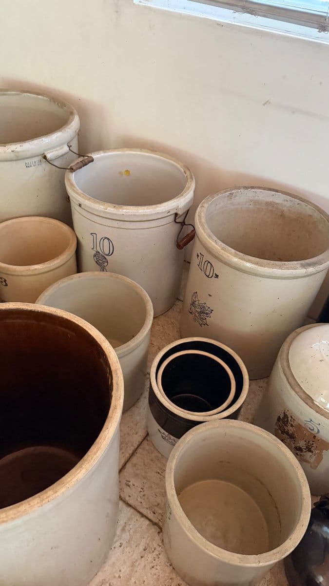 Tons of antiques/collectibls, kitch,rd wng pottery, jugs, bennington,antq blue gls water bottles photo 4