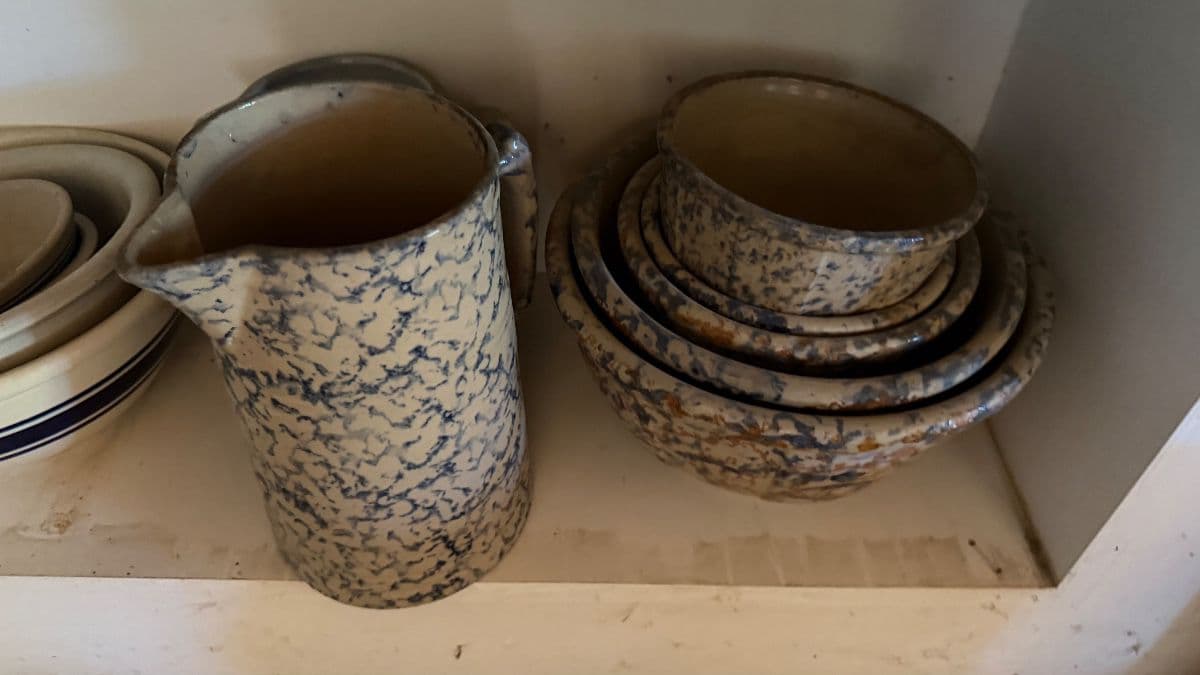 Tons of antiques/collectibls, kitch,rd wng pottery, jugs, bennington,antq blue gls water bottles photo 2
