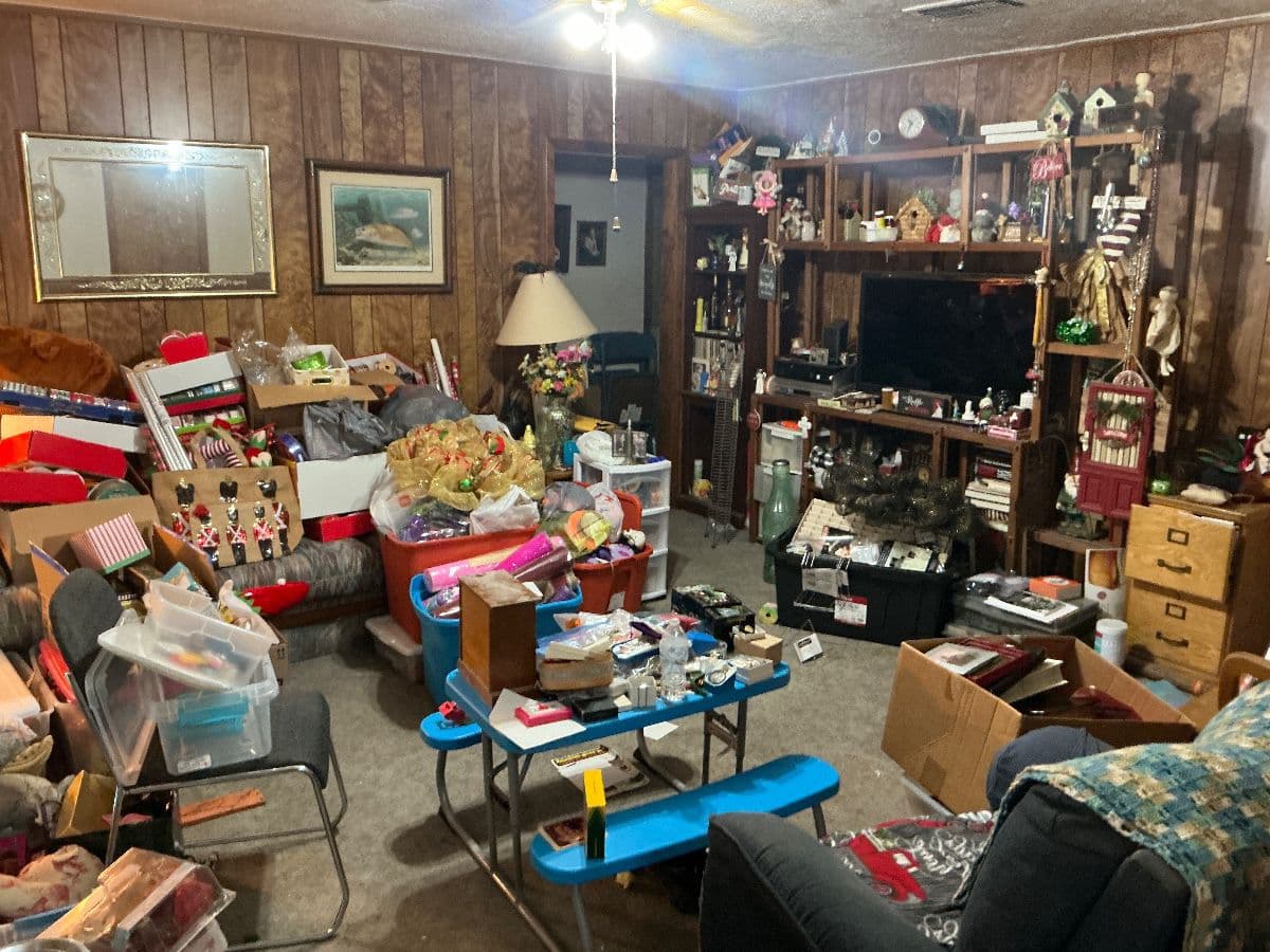 Mike’s Horder Sale Place Is Packed! photo 1