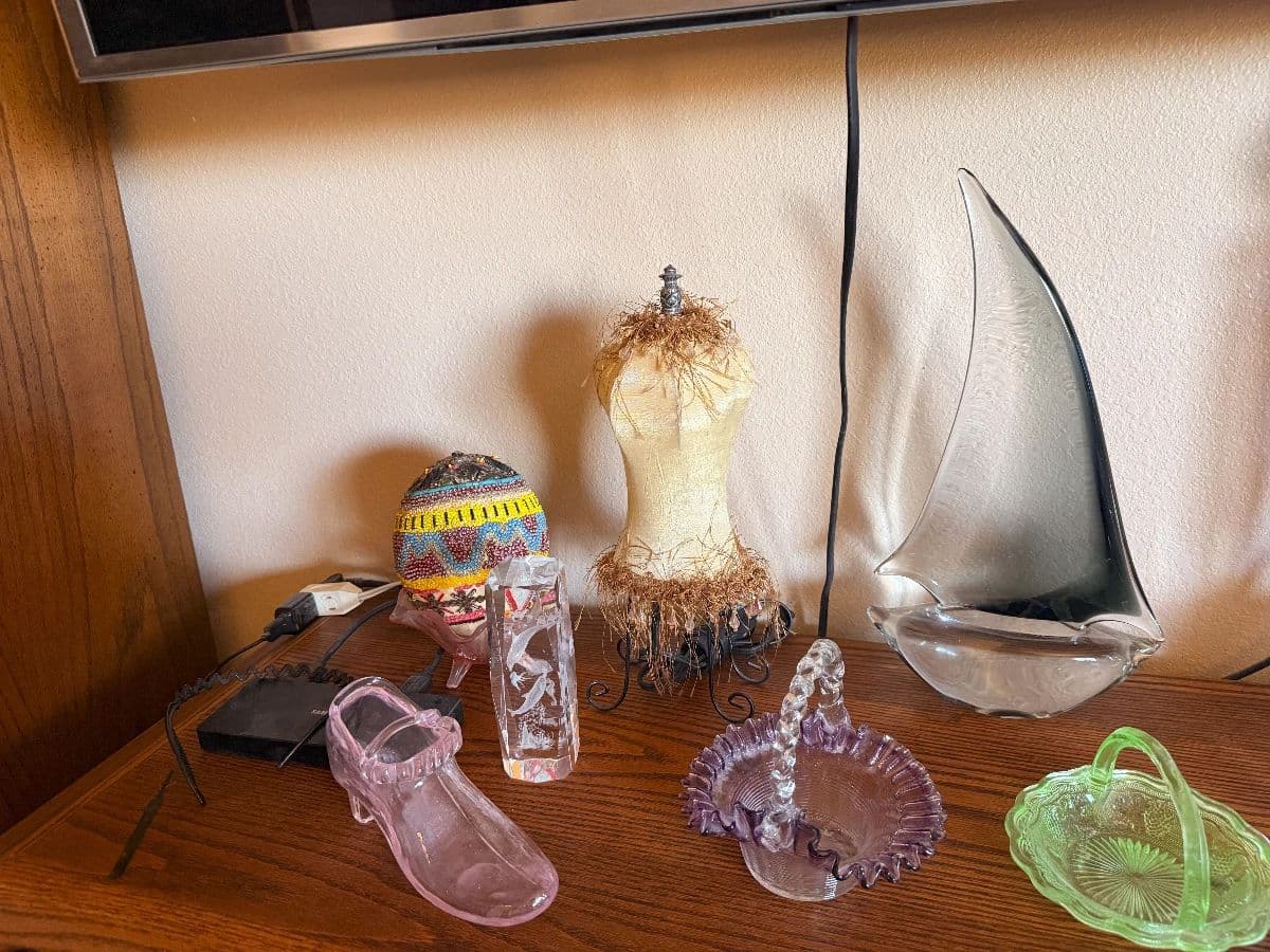 Art, Vintage Electronics, Statuary, Yard Art and Other Treasures in Twenty Nine Palms photo 9