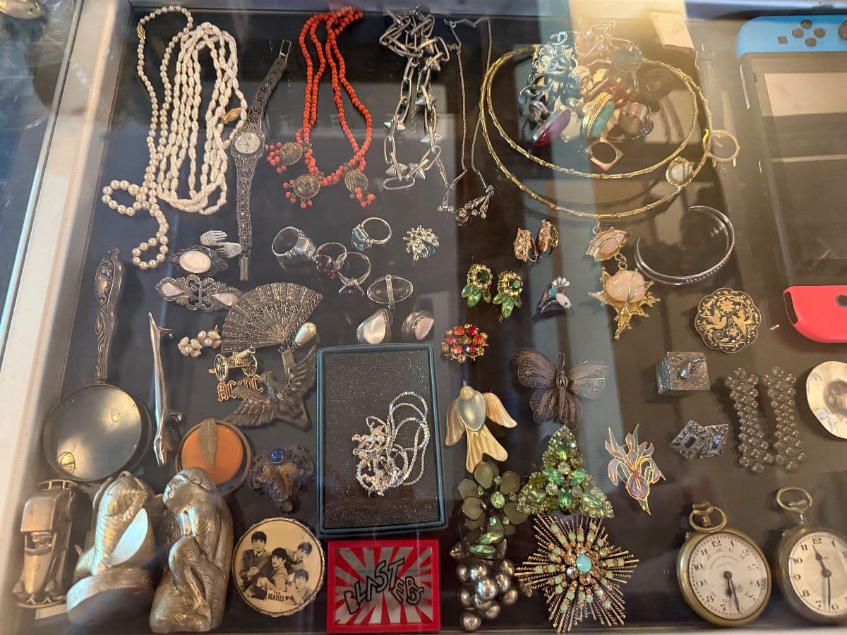 Vintage Galore: Rock n Roll, Vintage Clothes PACKED HOME: Estate Sale in Mid City photo 8