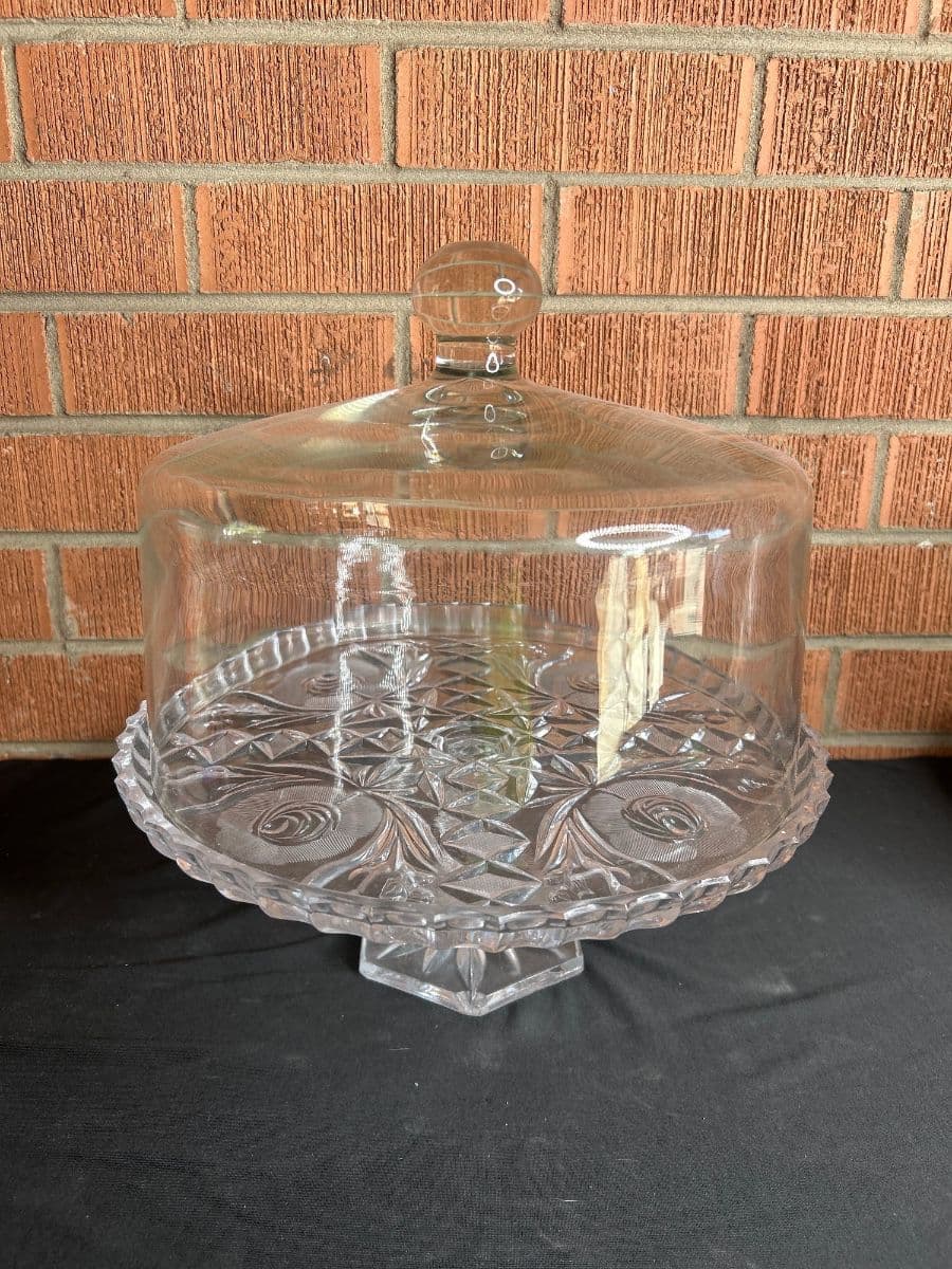 A little bit of everything! Vintage, home pieces, electronics, furntiure, ceramics, decor, lots more photo 3