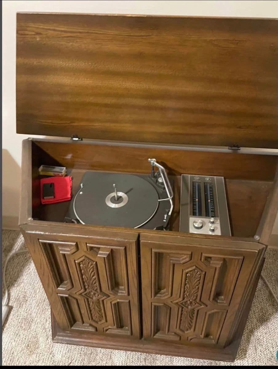 A little bit of everything! Vintage, home pieces, electronics, furntiure, ceramics, decor, lots more photo 4