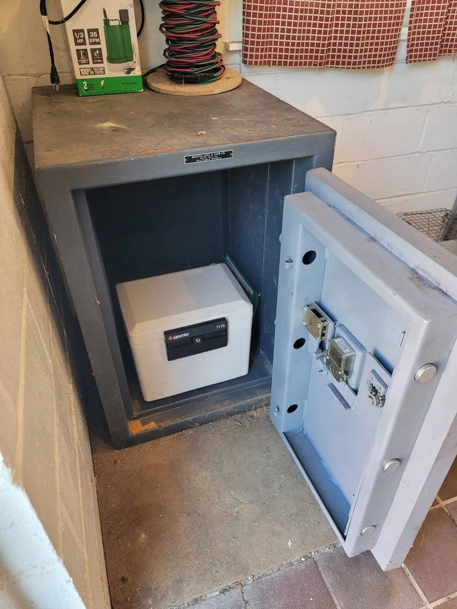 LIVING ESTATE SALE photo 3