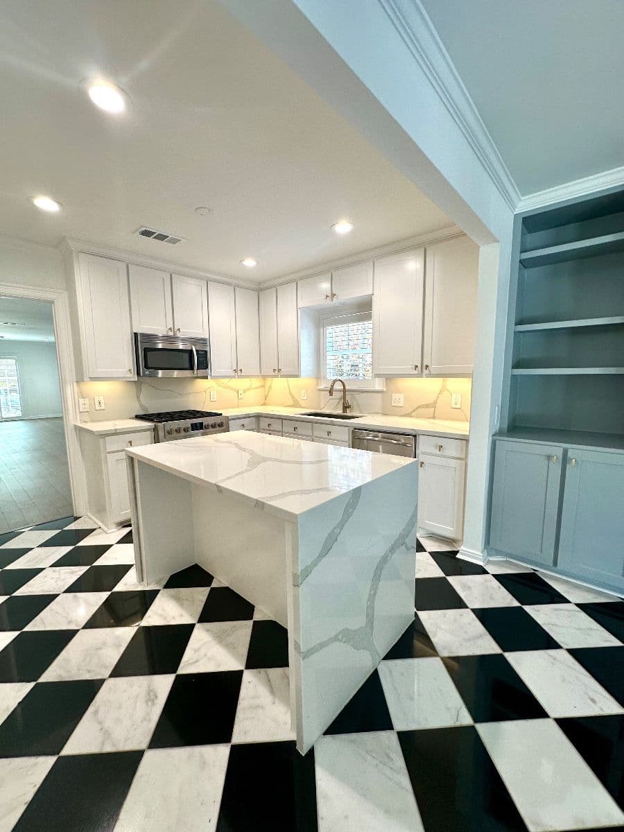 Beautiful Cottage - Features Kitchen, Appliances, Baths, Contemporary Art, Furniture & More! photo 1
