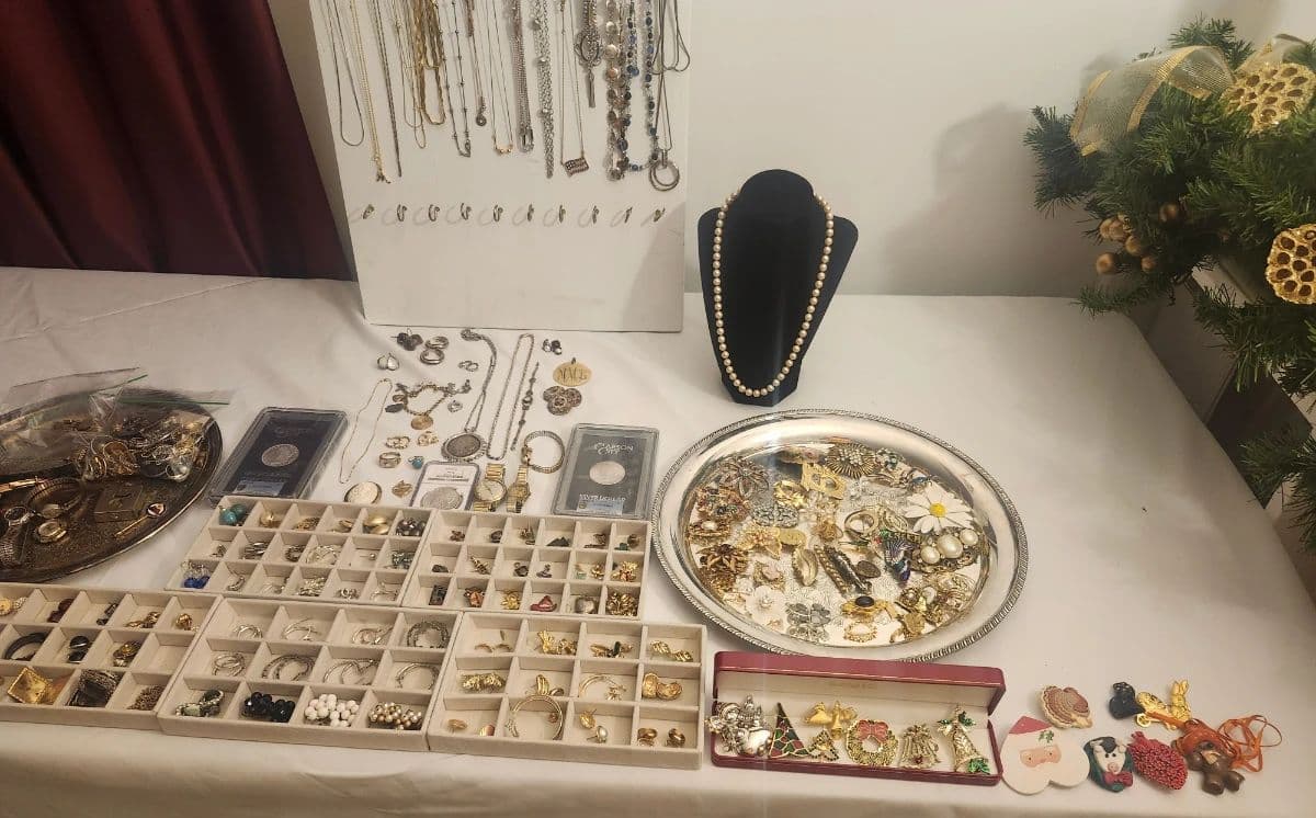 Huge S.Nashville Jewelry, Silver, Coins, Quilts, Antiques, Vintage Clothes & More photo 6