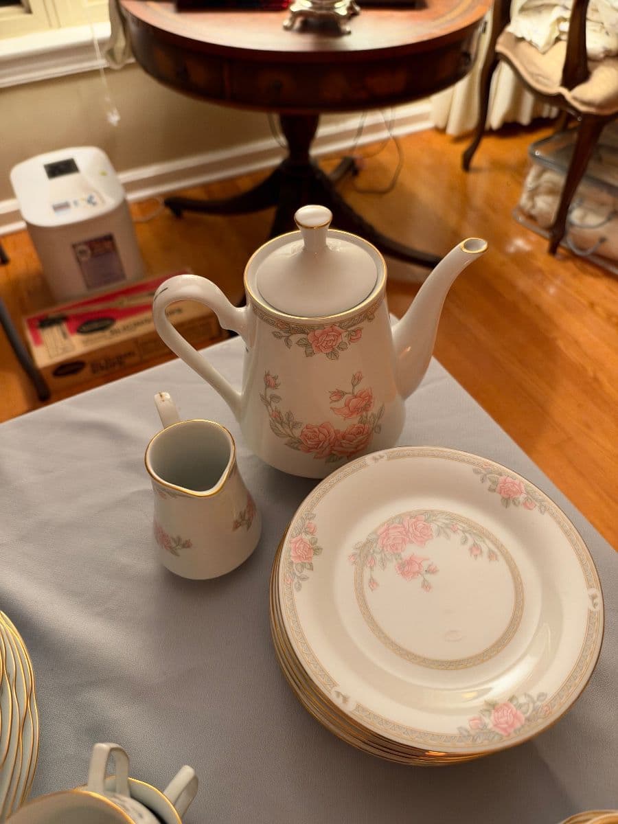 West Ridge Chicago Estate Sale – Vintage Treasures, Fine China, Crystal & Quality Furniture! photo 8