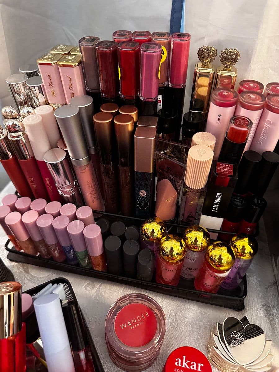 Glamour Galore! Beauty, Christmas & Everything in Between. photo 3