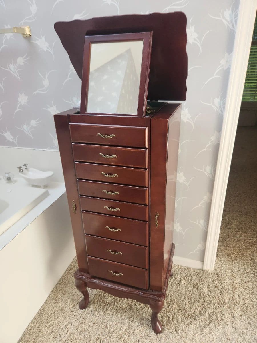 Blue Moon Sylvania Sales Event! Large Condo With Great Items And Selections! photo 8