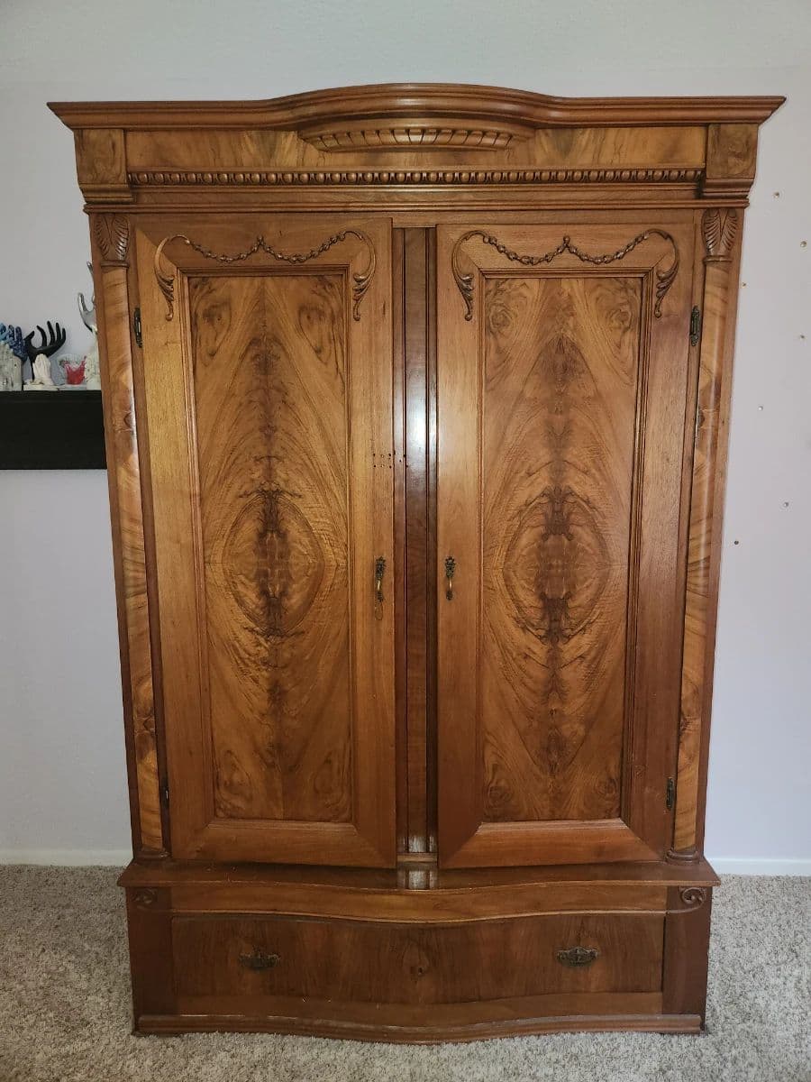 Blue Moon Sylvania Sales Event! Large Condo With Great Items And Selections! photo 1