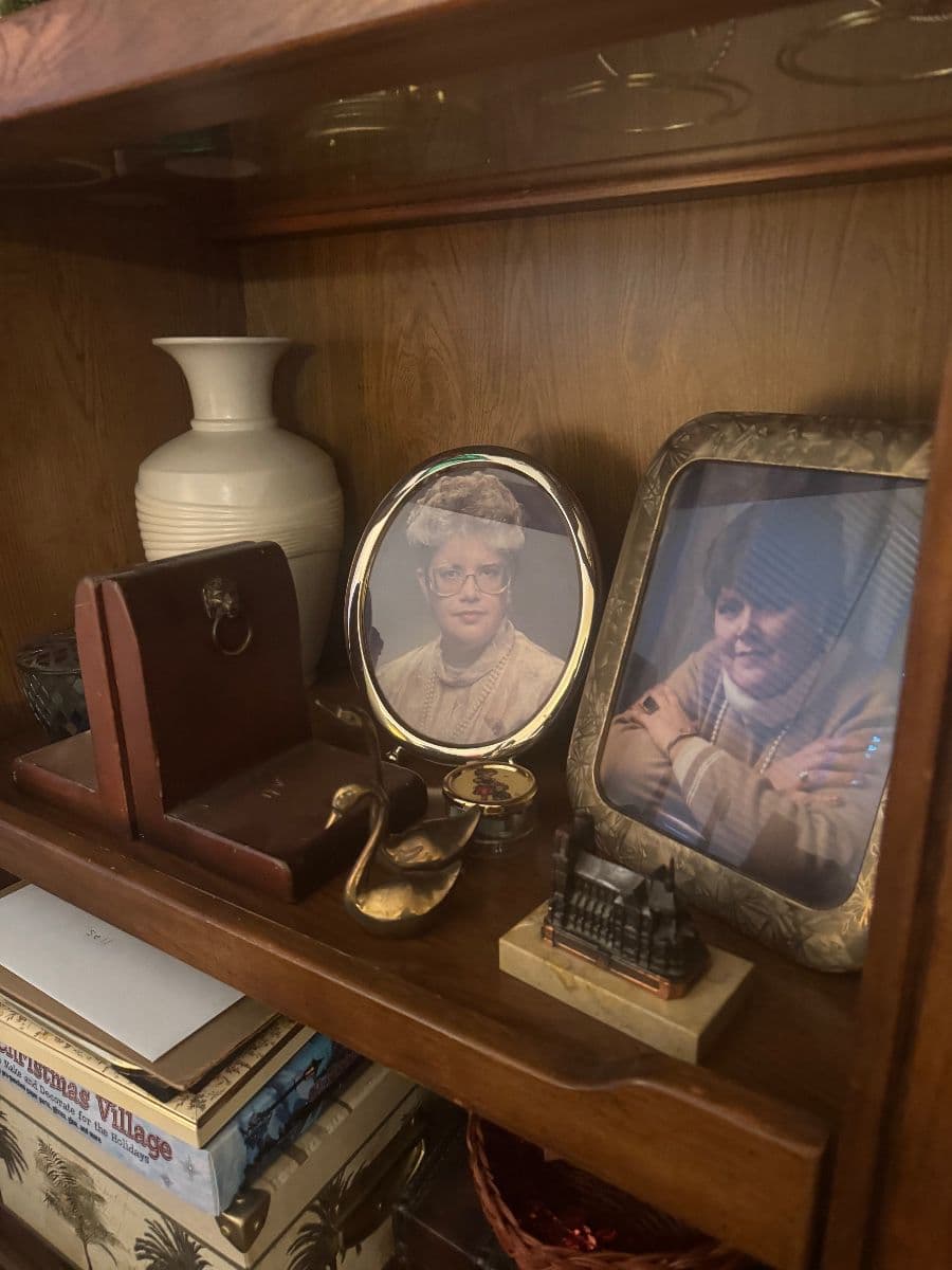 Mike D Estates / Home full of Furnishings / collectibles / Antiques / photo 10