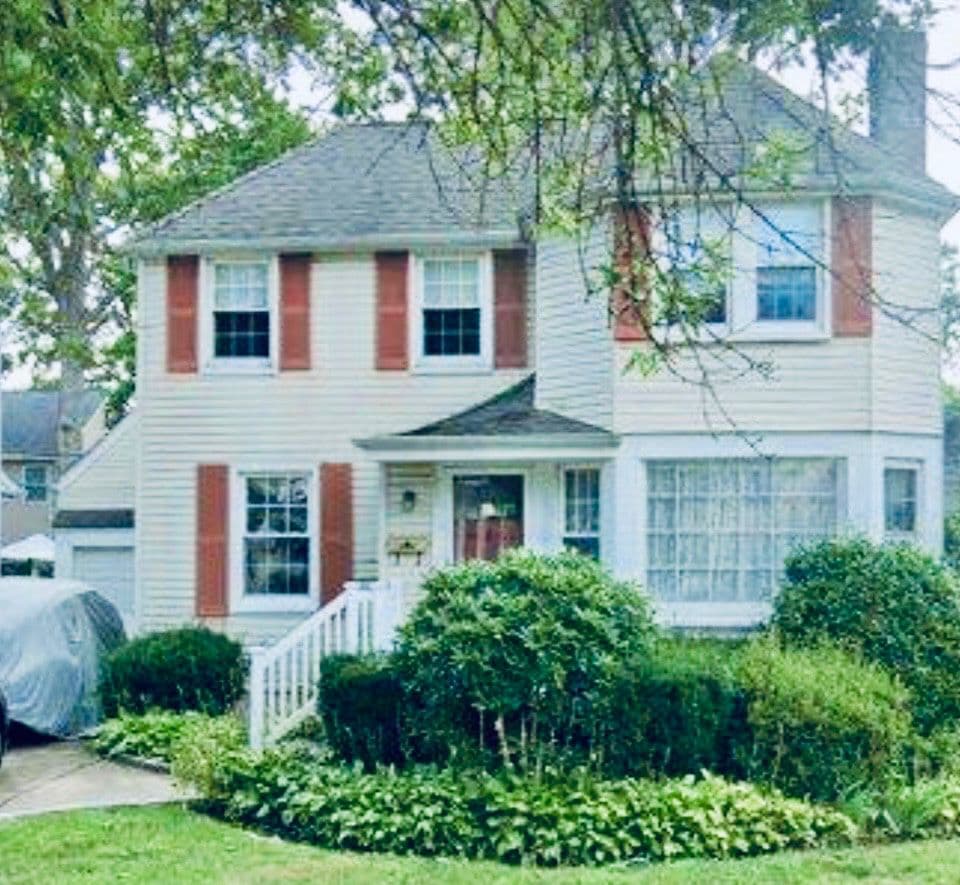 ' A RED TAG SALE" STEWART MANOR ESTATE! VINTAGE GENERATIONAL HOME! LOADED!! photo 1